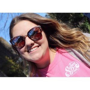 Meet your Posher, Laura